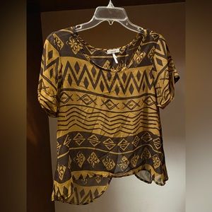 ☃️Kirra brown flowly too in size medium ☃️